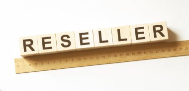 Kelime değiştirici, tahta bloklar ve kalemle yapılmış, iş konsepti.