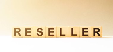 Kelime değiştirici, tahta bloklardan yapılmış, iş konsepti.