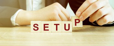 Adam ahşap bloklarla kelime kurdu.