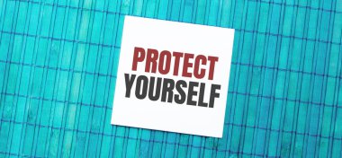 Mavi ahşap arkaplanda kendini koruyan boş not defteri