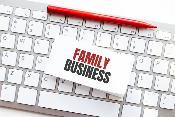 Woorden Family Business Geschreven Gescheurd Papier Een Computer Toetsenbord — Stockfoto