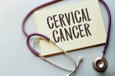 Tıbbi Doktorun kalem ve steteskopuyla CERVICAL CANCER Not Defteri