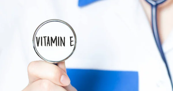 Vitamina Signo Mano Con Estetoscopio Del Médico —  Fotos de Stock