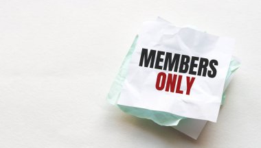 Tahta masaya defter ve kalem, metin için kopyalama alanı, kadın el yazısı Üyeler sadece buruşuk sarı kağıt, çalışma yeri, beyin fırtınası