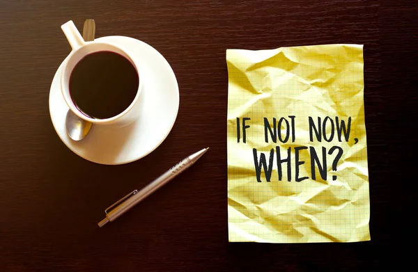 Not defterinden bir fincan kahve, kalem ve kağıt.