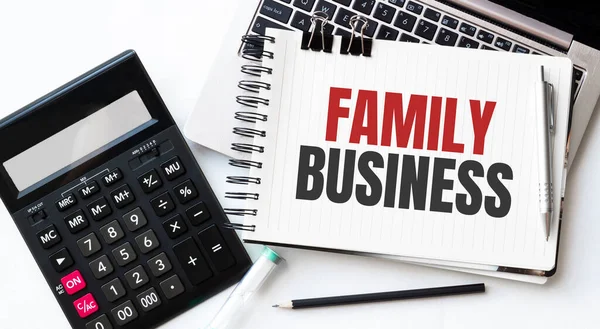 Toetsenbord Van Laptop Calcualtor Potlood Notitieblok Met Tekst Family Business — Stockfoto