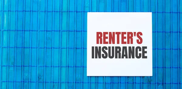 Prázdný Poznámkový Blok Renters Insurance Text Modrém Dřevěném Pozadí — Stock fotografie