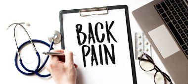 Doktor kağıt tabağa bir mesaj yaz. Tıbbi konsept.