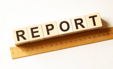 Tahta yapı taşlarından yapılmış bir söz.