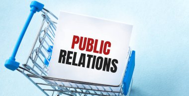 Alışveriş arabası ve beyaz kağıt not listesindeki PUBLIC bağlantıları. Mavi arkaplanda alışveriş listesi kavramı.