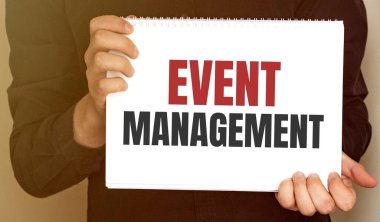 İş adamı elinde metin içeren bir kart tutuyor. Olay Yönetimi ellerinde.