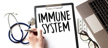 Doktor işaret, tıbbi konsept ile IMMUNE SİSTEMİ yazıyor