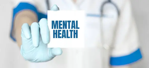 Médico Sosteniendo Una Tarjeta Con Texto Salud Mental Concepto Médico — Foto de Stock