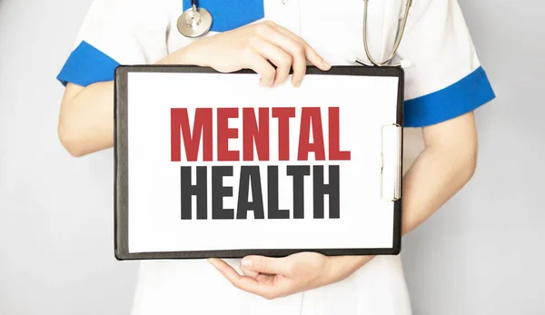 Médico Sosteniendo Una Placa Papel Con Texto Salud Mental Concepto — Foto de Stock