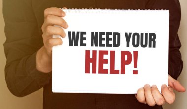 İş adamı elinde yazılı bir kart tutuyor. Yardımına ihtiyacımız var. İş konsepti