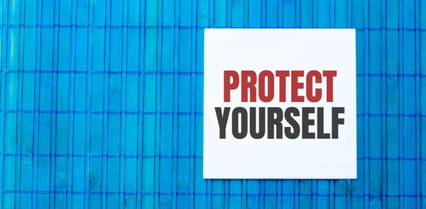 Блокнот Текстом Protect Yourself Зеленом Деревянном Фоне — стоковое фото