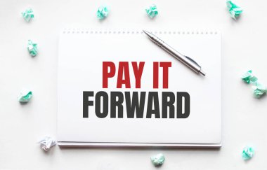 Boş çarşaf, kalem ve buruşuk kağıt toplar gri masada, düz yatıyordu. ÖDÜL ÖDERİ