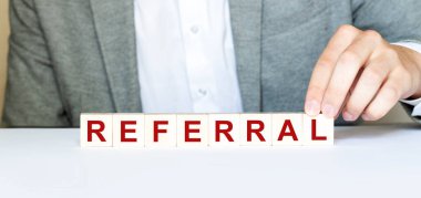 Adam ahşap bloklarla kelime REFERRAL yaptı