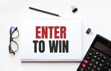 İş konsepti. Not defteri beyaz arka planda notlar, hesap makinesi, gözlük, kalem, kalem için beyaz kağıdın WIN sayfasına