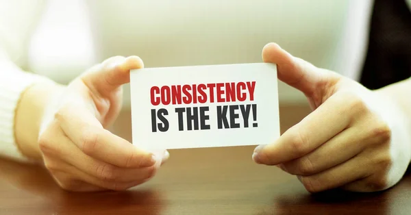 Anahtar, elinde metin tutarlılığı olan bir kart tutan iş kadını.