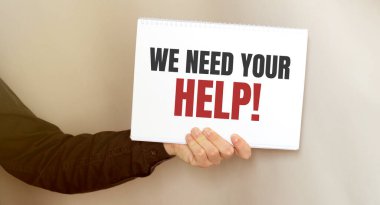 İş adamı elinde yazılı bir kart tutuyor. Yardımına ihtiyacımız var. İş konsepti