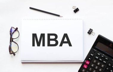 İş konsepti. Not defterinde notlar, hesap makinesi, gözlük, kalem, kalem ve beyaz arkaplan için MBA kağıdı var.