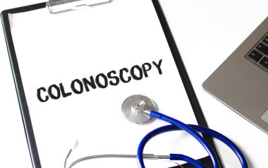 Kağıt tabakta kelime kolonoskopisi, tıbbi konsept.