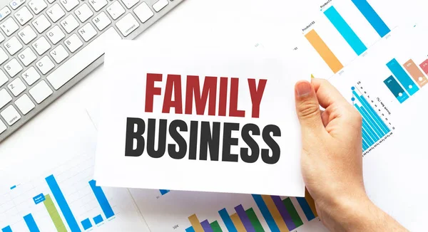 Zakenman Met Een Kaart Met Tekst Family Business Toetsenbord Diagram — Stockfoto