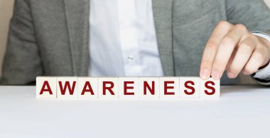 İnsanoğlu ahşap bloklarla haber uçurdu.