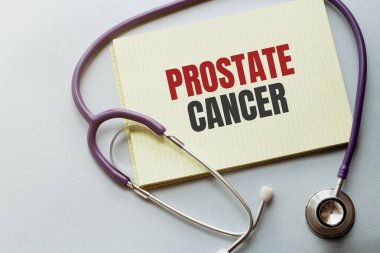 Mor arkaplanda sarı listeli steteskop ve metin PROSTATE CANCER