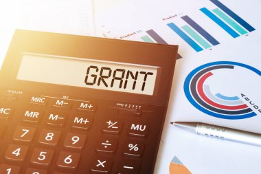 Hesap makinesinde kelime grANT. İş ve finans kavramı.