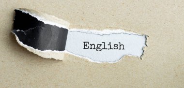 Yırtık kahverengi kağıdın arkasında görünen ENGLISH metni