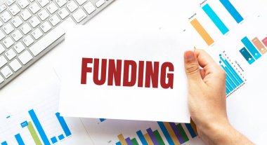 İş adamı elinde mesaj yazan bir kart tutuyor. Klavye, diyagram ve beyaz arkaplan