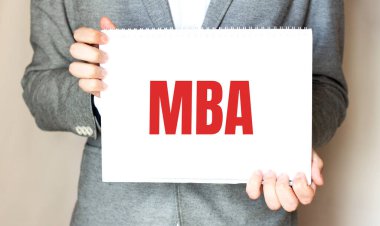 Elinde MBA broşürü olan gri arkaplanlı bir adam. Tasarım için hazırlan