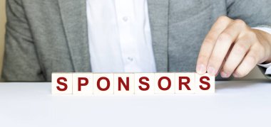 İnsanlar tahta bloklarla kelime sponsoru yaptılar.