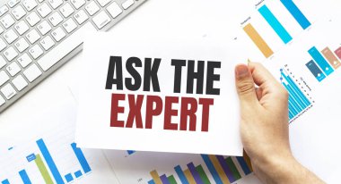 İş adamı elinde üzerinde 