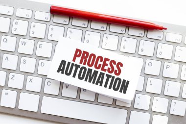 Bilgisayar klavyesindeki yırtık kağıda yazılan sözcük Prosedürleri