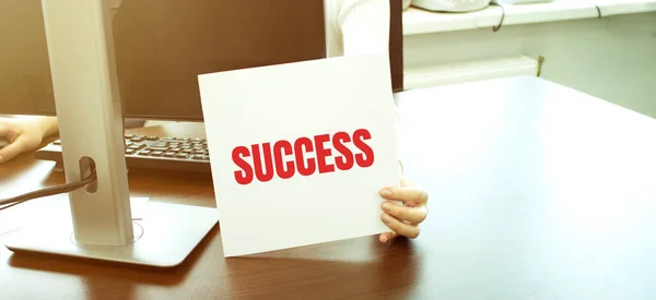 Zakenvrouw Met Een Kaart Met Tekst Success — Stockfoto