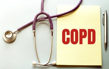 Mor arkaplanda COPD yazılı sarı listeli bir steteskop var.