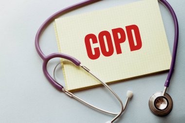 Mor arkaplanda COPD yazılı sarı listeli bir steteskop var.