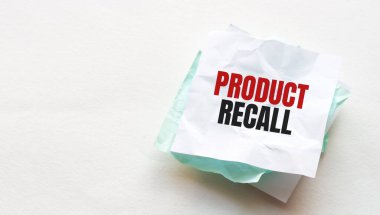 Tahta masaya defter ve kalem, metin için kopyalama alanı, buruşuk sarı kağıt üzerinde kadın el yazısı RECall, çalışma yeri, beyin fırtınası