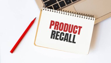 Diz üstü bilgisayar, kırmızı kalem ve beyaz arkaplan içinde metin PRODUCT RECall