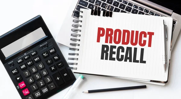 Dizüstü bilgisayarın klavyesi, hesap makinesi, kalem ve not defteri beyaz arkaplanda ProDUCT RECall ile