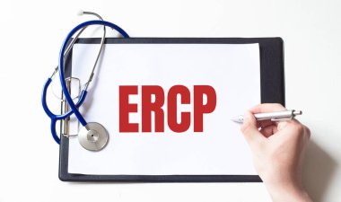 Doktor elinde kalem ve siyah kağıt tabakla ERCP yazıyor. Tıbbi konsept.