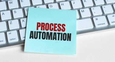 Klavyedeki çıkartma üzerinde PROCESS AUTOMATION kelime kavramı