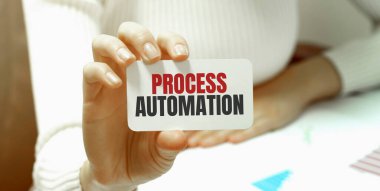 İş kadını elinde metin işlemleri ile ilgili bir kart tutuyor.