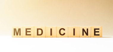 Ağaç yapı taşlarından yapılmış bir ilaç.