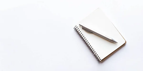 Notepad Pero Izolované Bílém Pozadí — Stock fotografie