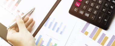 Erkek eli kalemle, renk şemalarıyla. Düşen trend. Ekonomik büyüme veya kriz kavramını azaltma