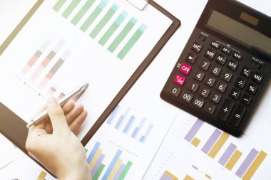 Erkek eli kalemle, renk şemalarıyla. Düşen trend. Ekonomik büyüme veya kriz kavramını azaltma